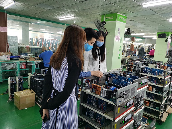 參觀口罩機(jī)超聲波配套車間