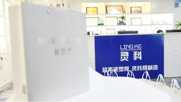 玉鼠辭舊，金牛迎新，靈科年禮賀新春！