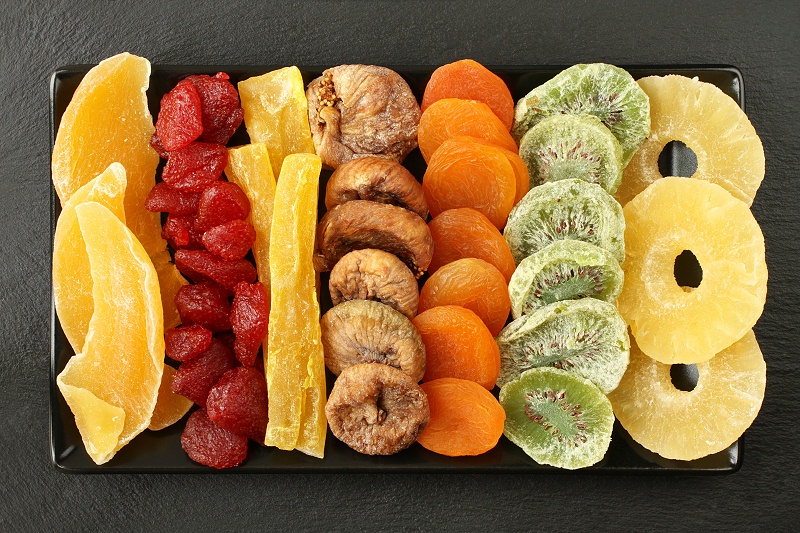 千庫(kù)網(wǎng)_芒果、木瓜、獼猴桃、菠蘿、干草莓、無(wú)花果、杏子等水果, 躺在黑色石頭表面的黑色陶瓷板上。宏觀_攝影圖編號(hào)20106491